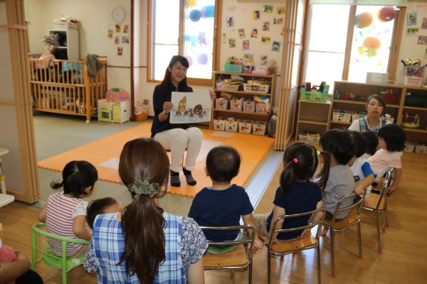 子どもたちが大興奮の「絵本おはなし会」